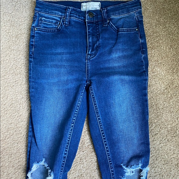 🦋 FREE PEOPLE DISTRESSED JEANS - Picture 4 of 6